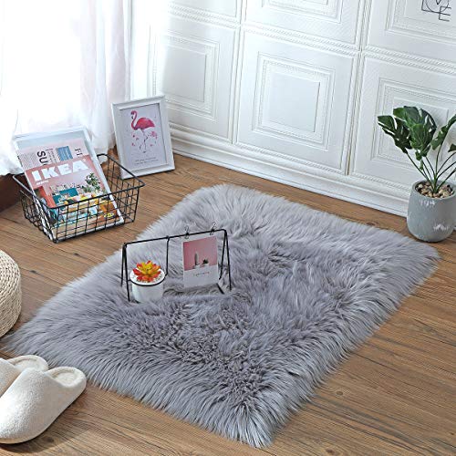 ZCZUOX Faux Schaffell Teppich, Faux Lammfell-Teppich Lang Kunstfell Schaffell Imitat Faux Bett-Vorleger Oder Matte für Stuhl Sofa for Wohnzimmer Schlafzimmer (Grau, 60x90cm) ZCZUOX Faux Schaffell Teppich, Faux Lammfell-Teppich Lang Kunstfell Schaffell Imitat Faux Bett-Vorleger Oder Matte für Stuhl Sofa for Wohnzimmer Schlafzimmer (Grau, 60x90cm)